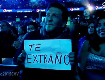Julio César Rodríguez mostró curioso y emotivo cartel durante show de Ricardo Arjona
