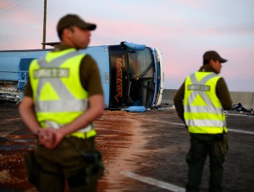 Región de Tarapacá: Tres fallecidos y 16 lesionados deja volcamiento de bus