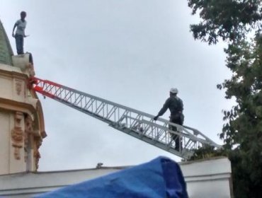 GOPE logra rescatar a mujer que amenazó con lanzarse desde edificio en Viña del Mar