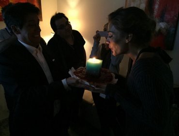Con torta y velas el Rafa sorprendió a Carola de Moras en su cumpleaños