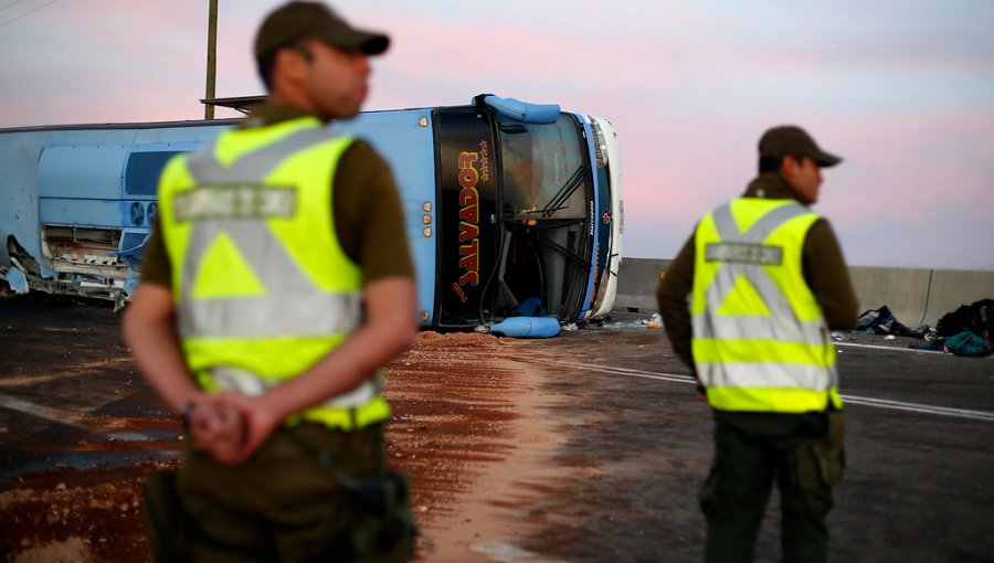 Región de Tarapacá: Tres fallecidos y 16 lesionados deja volcamiento de bus