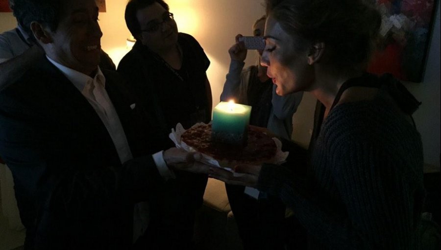 Con torta y velas el Rafa sorprendió a Carola de Moras en su cumpleaños