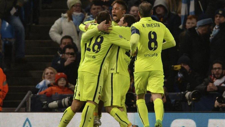 Barcelona vence a domicilio a Manchester City con doblete de Luis Suárez