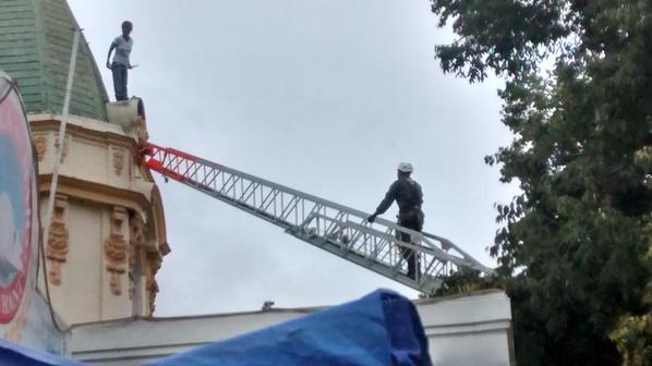 GOPE logra rescatar a mujer que amenazó con lanzarse desde edificio en Viña del Mar