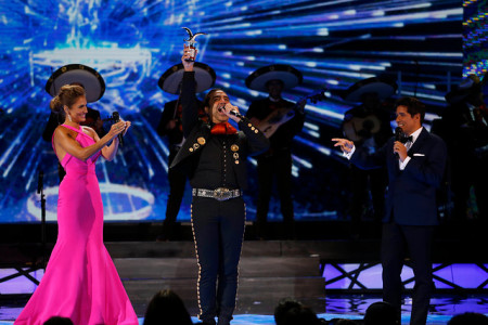 Alejandro Fernández con su romanticismo se llevó todos los premios del Festival de Viña de Mar