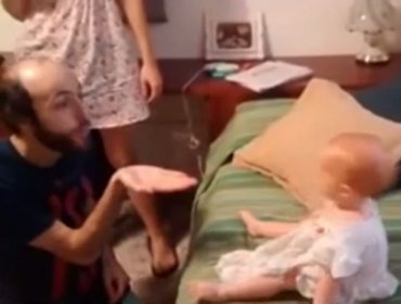 Video: Esta dulce bebé se derrite con los besos de su papá