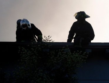 Incendio destruyó dos viviendas y dejó a ocho personas damnificadas en la comuna de La Florida