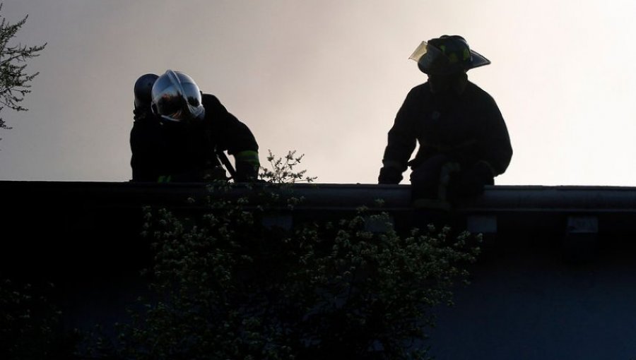 Incendio destruyó dos viviendas y dejó a ocho personas damnificadas en la comuna de La Florida