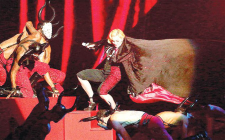 Video: Madonna sufrió feroz caída en los premios Brit