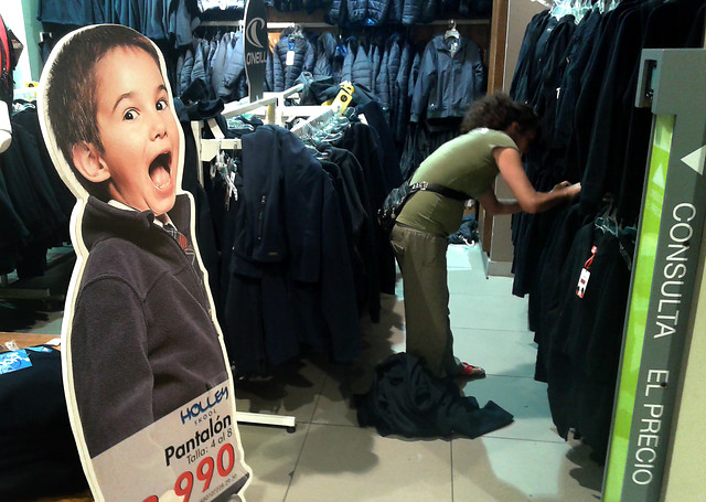 Sernac: estudio revela que precios de uniformes triplican su valor según la tienda