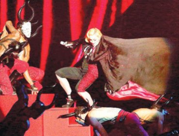Video: Madonna sufrió feroz caída en los premios Brit