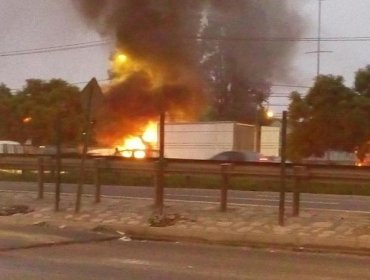 Incendio de camión genera gran congestión en autopista Américo Vespucio Sur, en comuna de Maipú