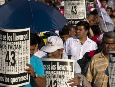 México marcha tras cumplirse cinco meses de 43 estudiantes desaparecidos