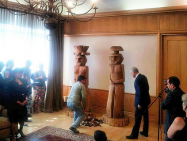 Ministro Heraldo Muñoz escupió dos estatuas de regalo en ceremonia Mapuche