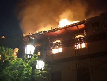 Bomberos combate incendio en el barrio Yungay