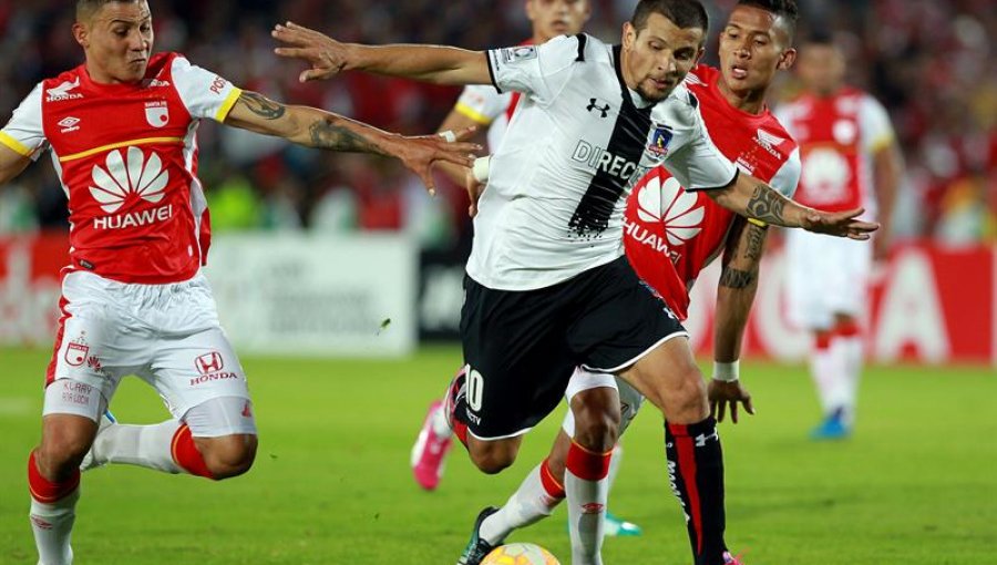 Errores defensivos marcan derrota de Colo Colo ante Santa Fe en su viaje a Colombia