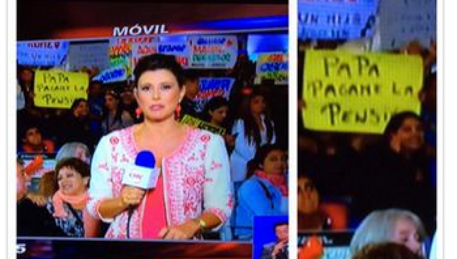 Peculiar cartel causa furor en las redes sociales durante la transmisión de Chilevisión en Viña