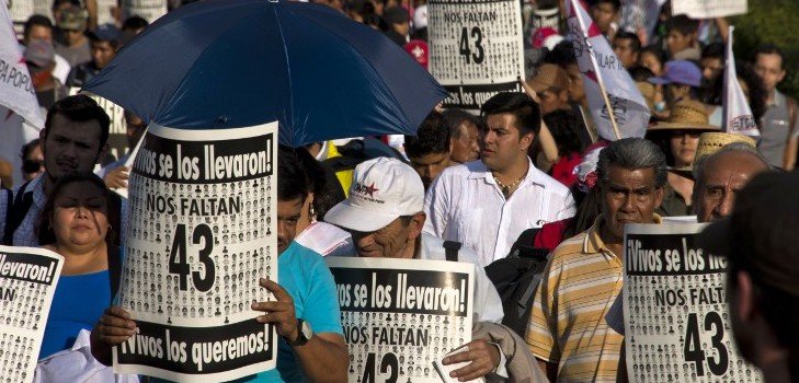 México marcha tras cumplirse cinco meses de 43 estudiantes desaparecidos