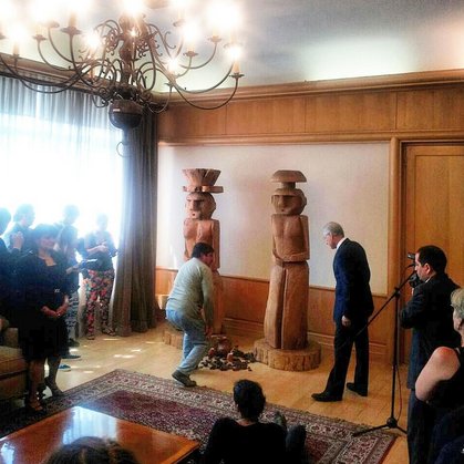 Ministro Heraldo Muñoz escupió dos estatuas de regalo en ceremonia Mapuche