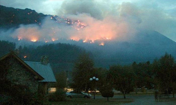 Continúa alerta en sur de Argentina por incendio que amenaza parque nacional