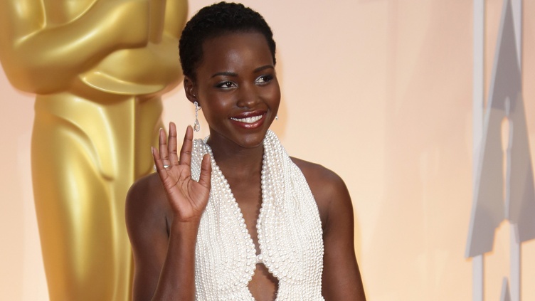 Devuelven vestido que utilizó Lupita Nyong'o en los Oscar