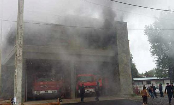 Incendio en cuartel de bomberos de Niebla deja seis funcionarios heridos, uno de ellos con riesgo vital