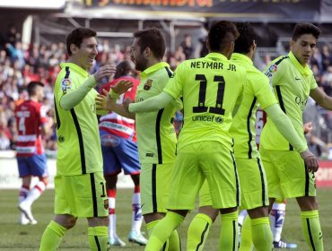 Con presencia de chilenos: Barcelona vence a Granada y sigue a la caza del Real Madrid