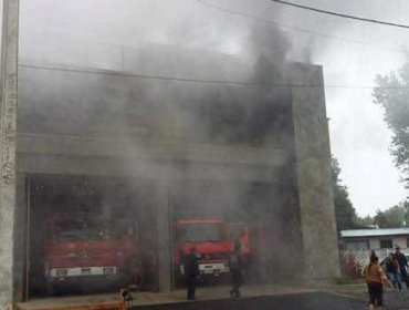 Incendio en cuartel de bomberos de Niebla deja seis funcionarios heridos, uno de ellos con riesgo vital