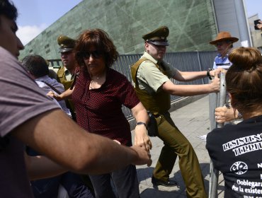 Manifestantes protestaron frente a Ban Ki-Moon por mapuches y pueblo de Caimanes