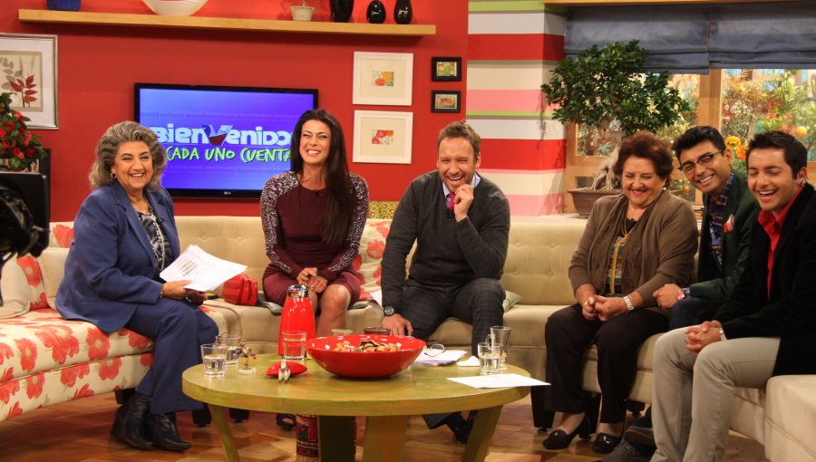 Foto: Panelista de Bienvenidos se queda dormido en plena transmisión tras cubrir el Festival