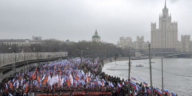 Miles marchan en señal de luto por el asesinado opositor ruso Nemtsov