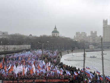 Miles marchan en señal de luto por el asesinado opositor ruso Nemtsov