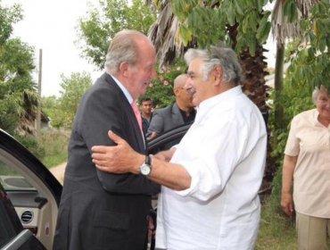 Mujica elogia ante Don Juan Carlos la simpatía de Felipe VI