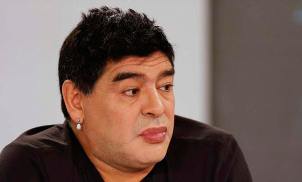 Diego Armando Maradona sorprendió al aparecer con los labios pintados en televisión
