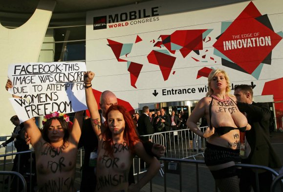 Feministas protestaron desnudas en Congreso Mundial de Móviles al que asistió Zuckerberg