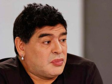 Diego Armando Maradona sorprendió al aparecer con los labios pintados en televisión