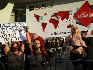 Feministas protestaron desnudas en Congreso Mundial de Móviles al que asistió Zuckerberg