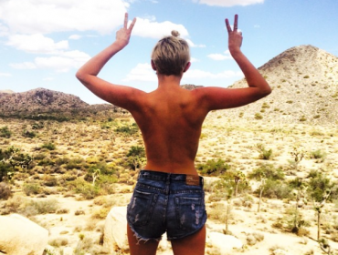Publican álbum fotográfico de los desnudos más provocativos de Miley Cyrus