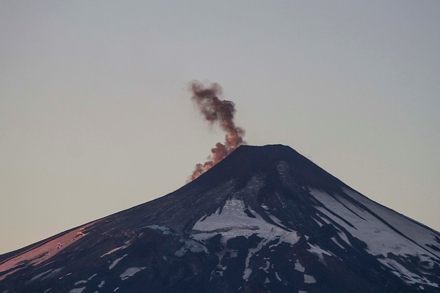 Suspenden ingreso al país por paso Mamuil Malal, en La Araucanía, por erupción del volcán Villarrica