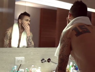 Video: Mauricio Pinilla protagoniza sexy sport solo con las zapatillas