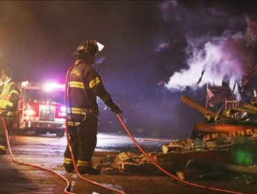 Incendio en puerto de Vancouver emite productos tóxicos y fuerza evacuaciones