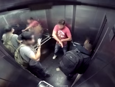 Video: La asquerosa broma en un ascensor que es furor en la web