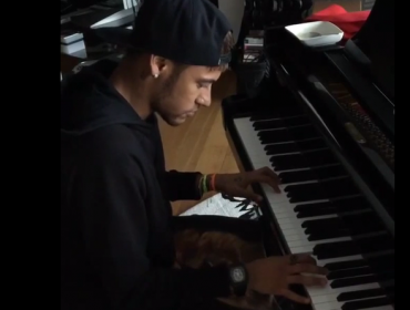 No solo es bueno con la pelota: Neymar sorprende tocando piano