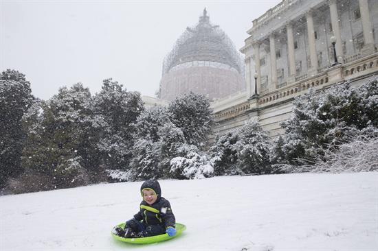 Un fuerte temporal de frío y nieve afecta a 94 millones de personas en EEUU