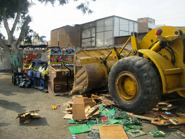 Fiscalía de Valdivia destruyó 65 máquinas tragamonedas incautadas en distintos locales comerciales