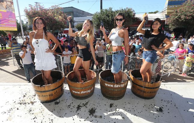 Festival de San Javier: Candidatas a reina participan de una sensual vendimia