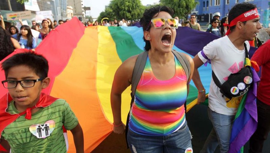 Marchan en Lima para pedir que se apruebe la unión civil entre homosexuales