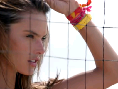 Modelos de Victoria’s Secret protagonizan encuentro de voleibol para promocionar trajes de baño