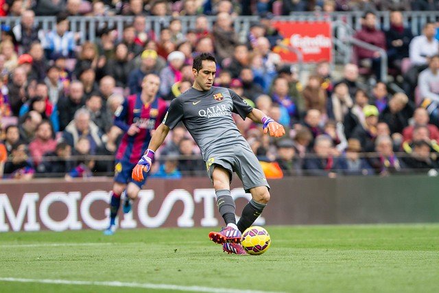 FC Barcelona con Claudio Bravo golea al Rayo y es el líder de la liga española