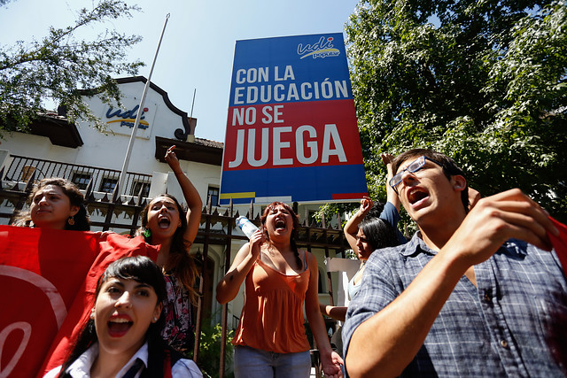 Estudiantes se manifestaron frente a la UDI por caso Penta